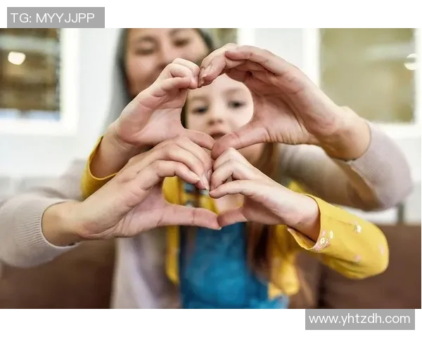 足球明星亲密合影比心瞬间展现友谊与激情的完美时刻